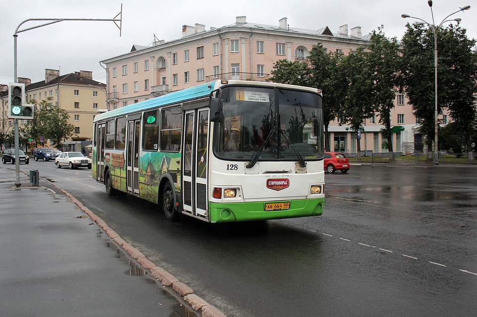 Народные гуляния в центре Пскова изменят маршруты автобусов практически на весь день.