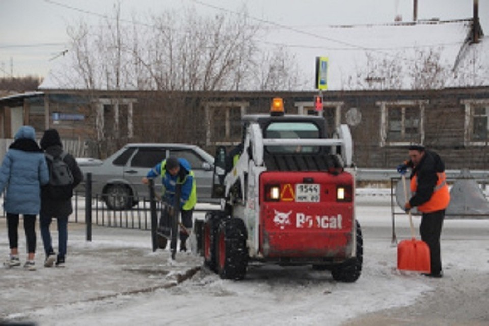 В Салехарде дорожники срезают ледяные наросты Фото: salekhard.org