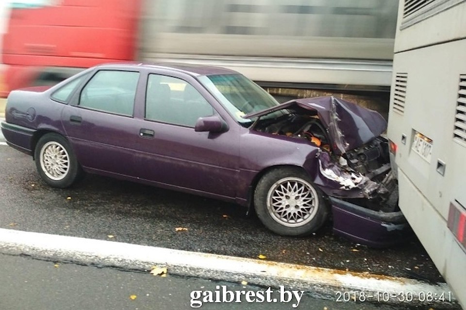 В Пружанском районе легковушка врезалась в автобус. Фото ГАИ УВД Брестского облисполкома
