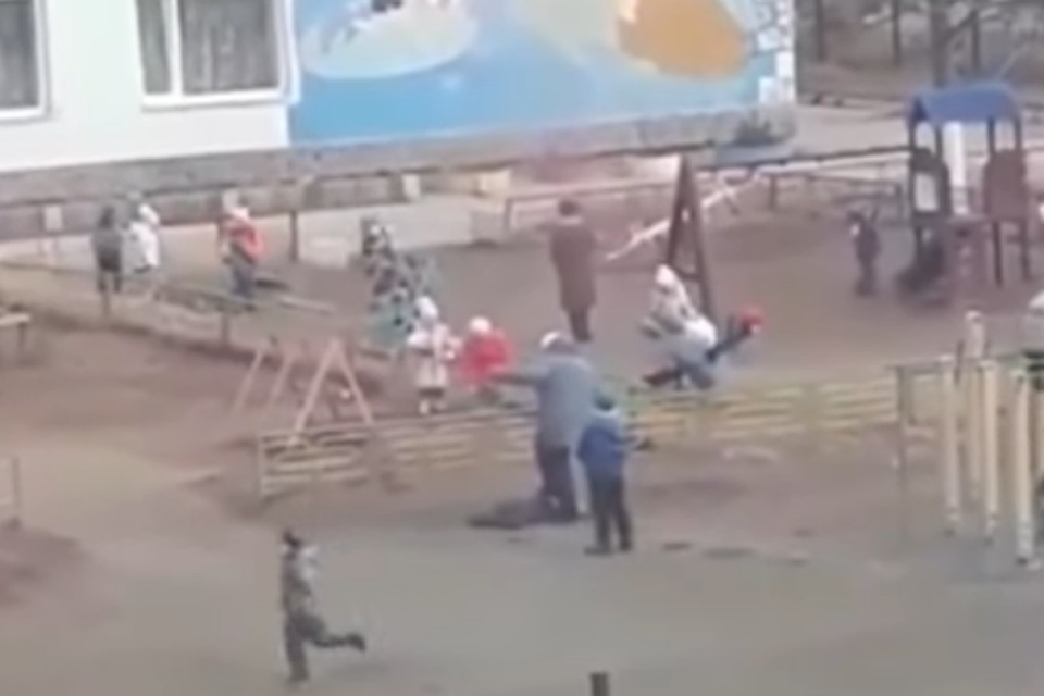 В Магадане отец снял на телефон, как воспитатель наступает на его лежащего ребенка ногой