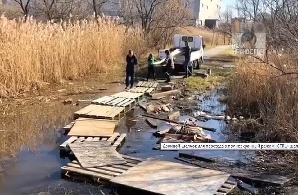 Дорожку между улицами так и не восстановили. Местные жители справились сами - как могли. Фото: mark2_che