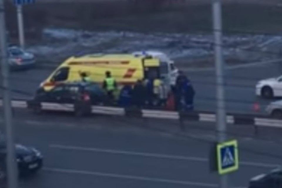 «8 полос без светофора»: на переходе в Красноярске сбили молодую девушку. Фото: ЧП - Красноярск.