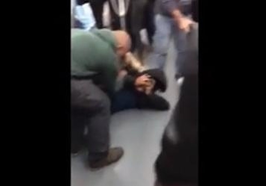 В Риме задержаны двое украинцев, избившие индуса и девушку в метро. ФОТО: стоп-кадр с видео