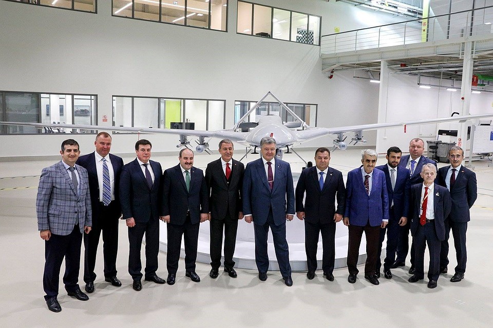 Президент Украины Петр Порошенко на фоне турецкого ударного БПЛА Bayraktar TB2.