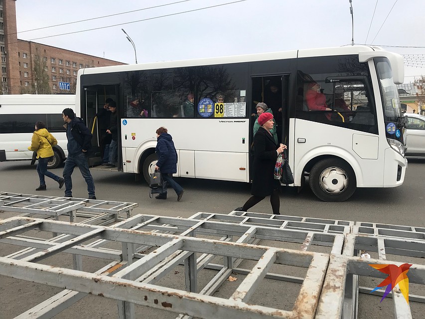Люди вынуждены идти несколько десятков метров по обочине.