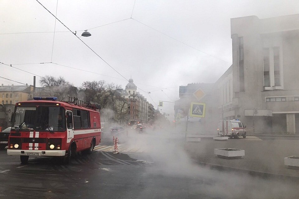 На Херсонской улице в Петербурге прорвало трубу. Фото: vk.com/spb_today