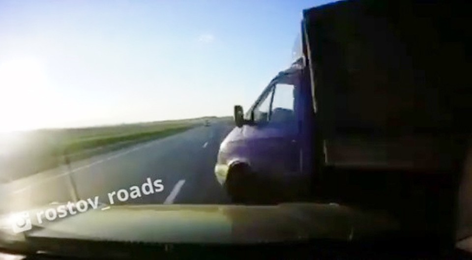 За секунду до столкновения. Стоп-кадр из видео паблика @rostov_roads в Instagram.