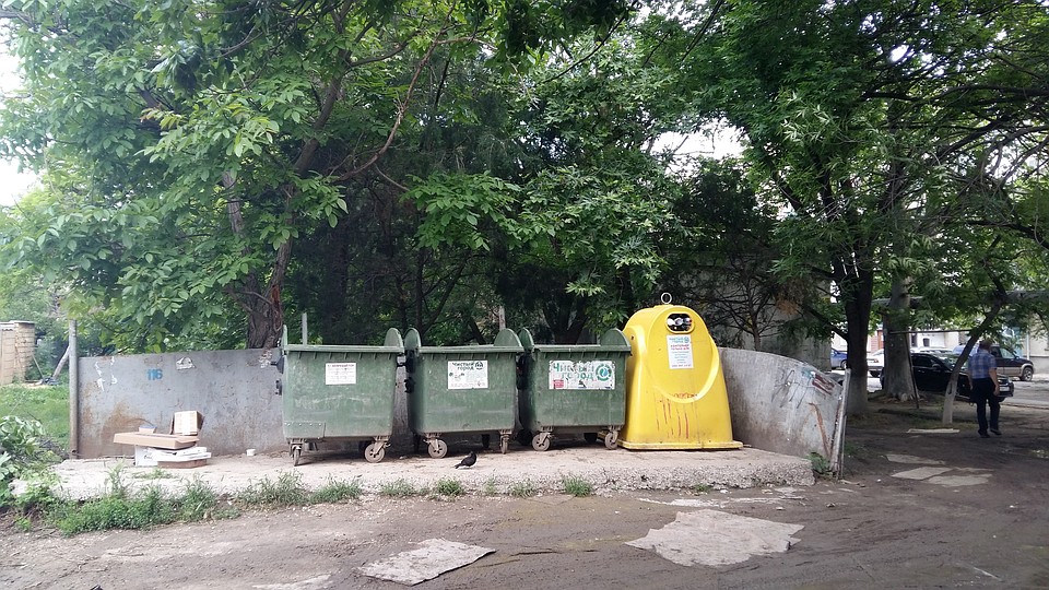 В городе увеличили число мусороуборочной техники. Сломанную спецтехнику начали ремонтировать.