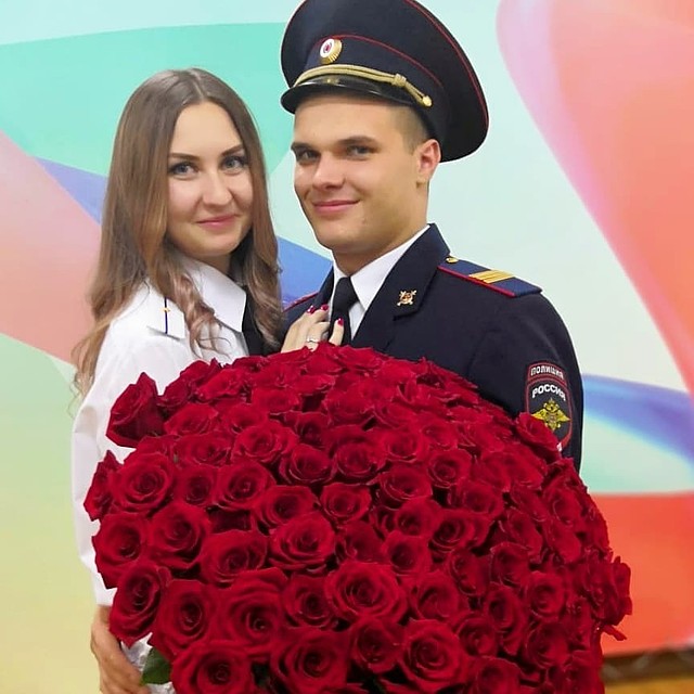 Фотографии счастливой пары появились в официальном аккаунте управления МВД России по Амурской области в «Инстаграме».