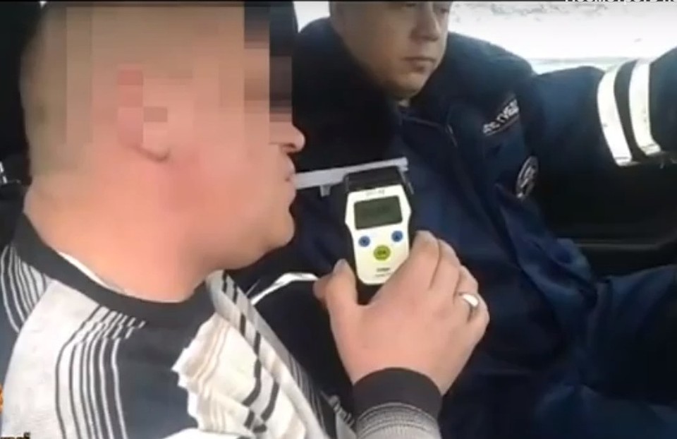 Автобус с девятью пассажирами в салоне выехал с железнодорожного вокзала в Красноярске, к счастью, успел проехать немного. Машину для проверки остановили инспекторы ГИБДД у поселка Вознесенка. Фото: скриншот