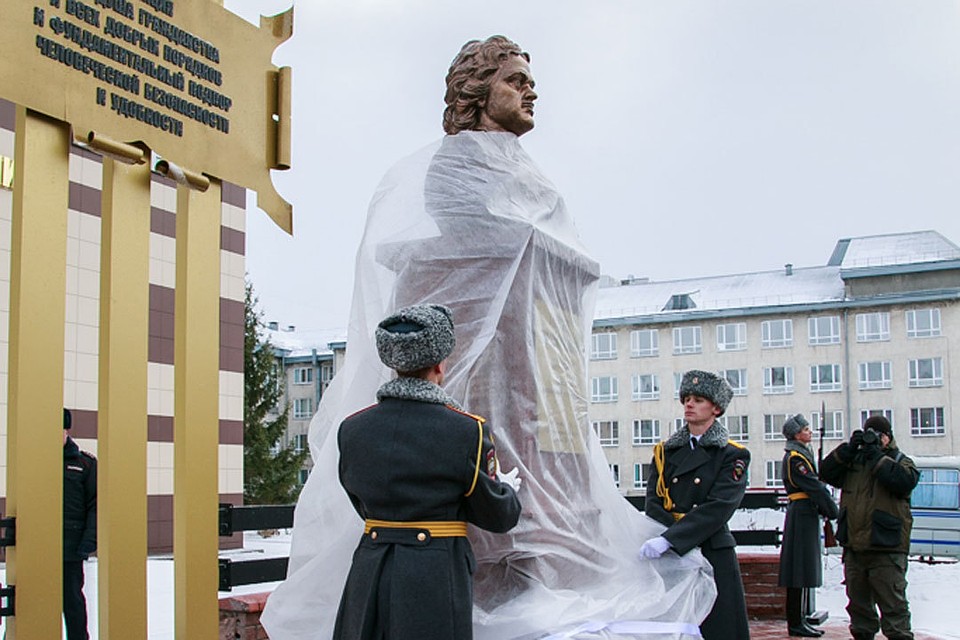 Петр I в 1718 году учредил должность генерал-полицмейстера.