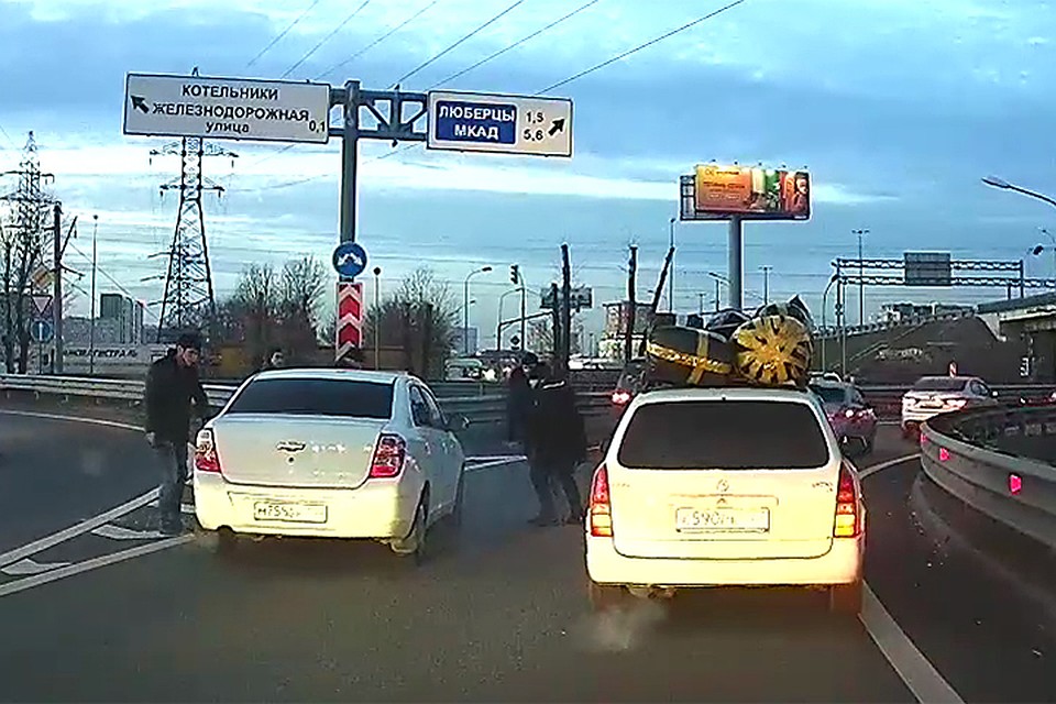После столкновений водители переходят в рукопашку, а потом и вовсе начинается стрельба
