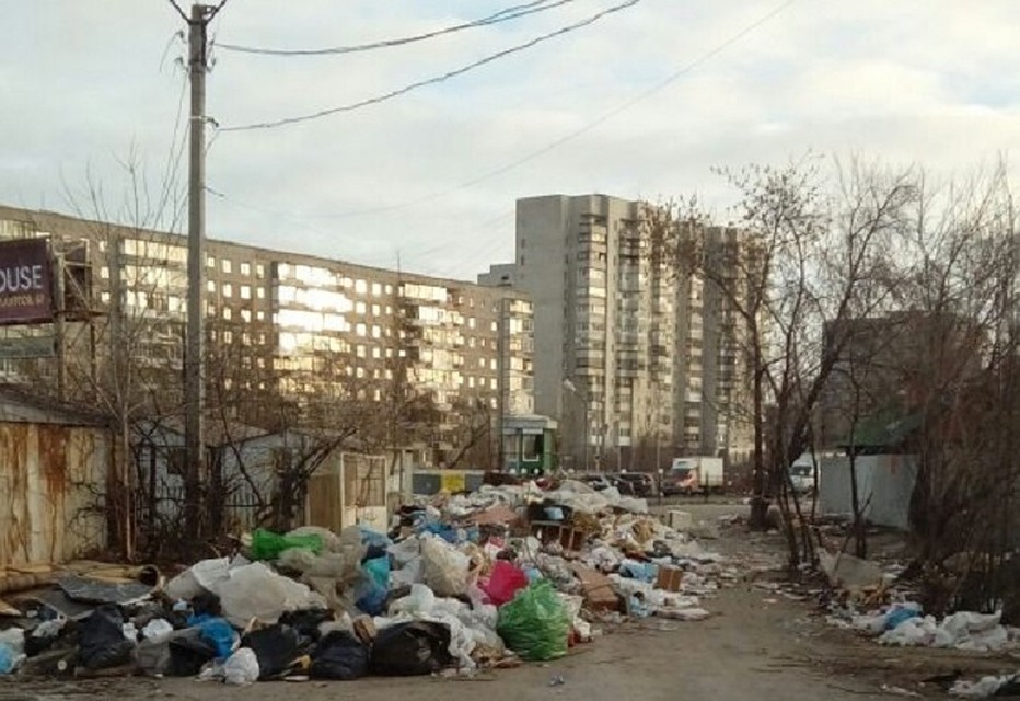 Мусор заполнил всю проезжую часть. Фото: читатель "КП-Екатеринбург"