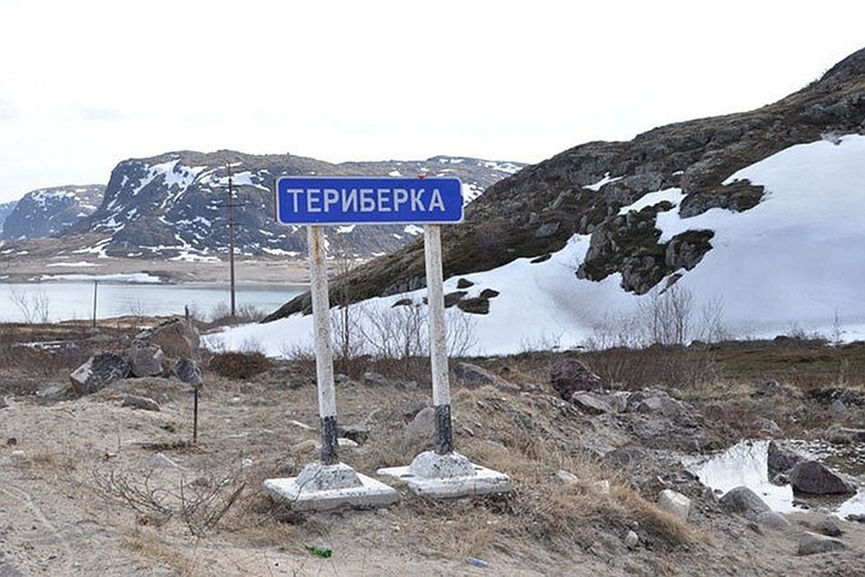В Мурманской области и летом-то бывает непросто добраться в старинное поморское село. Грунтовая дорога не слишком удобна. А уж зимой путешествие туда и вовсе превращается в опасное приключение.