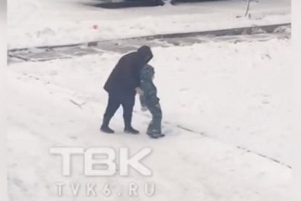 В Красноярске очевидцы сняли, как на детской площадке женщина несколько раз пнула ребенка. Фото: стоп-кадр видео