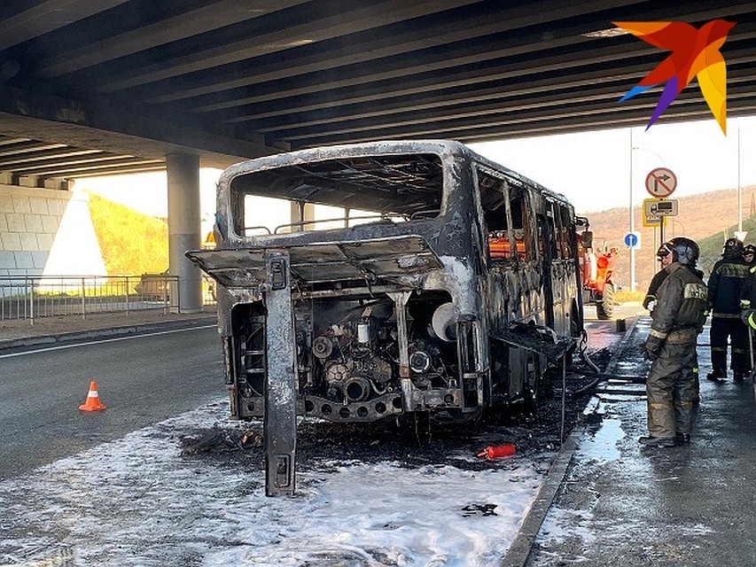 Во Владивостоке взорвался рейсовый автобус маршрута 4Д. Пассажиры вовремя выбежали из салона.