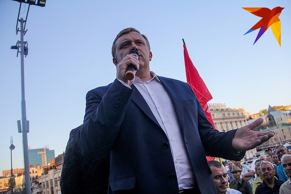 Политик Андрей Ищенко во время сентябрьских событий .