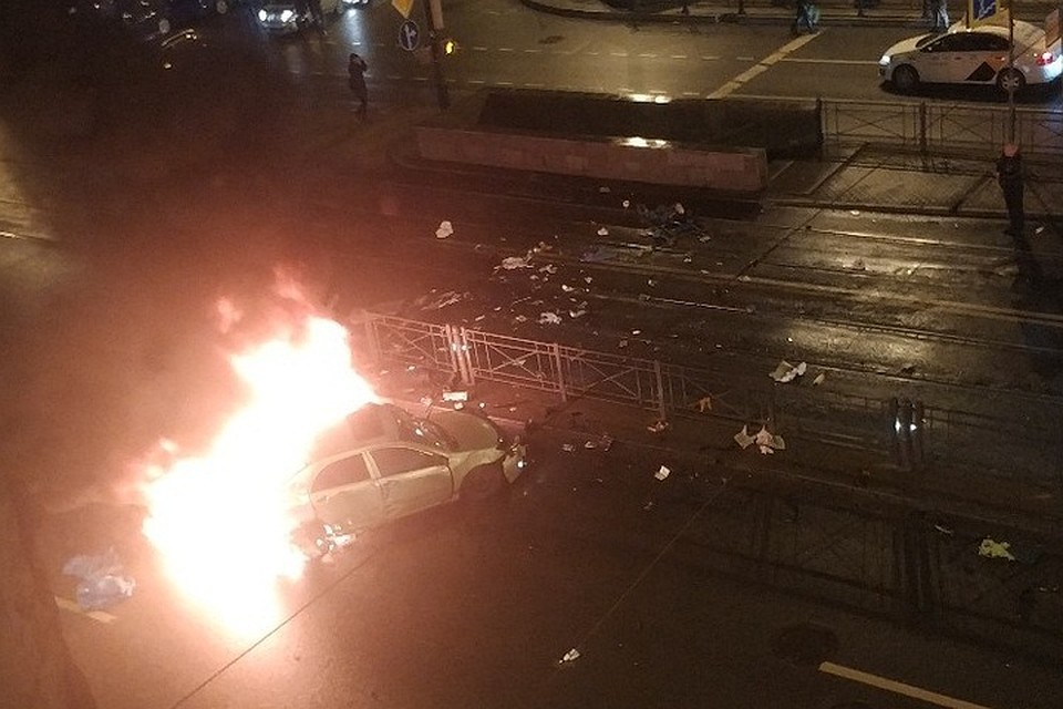 В ДТП на Лиговском проспекте два человека погибли в сгоревшей машине. Фото: vk.com/spb_today