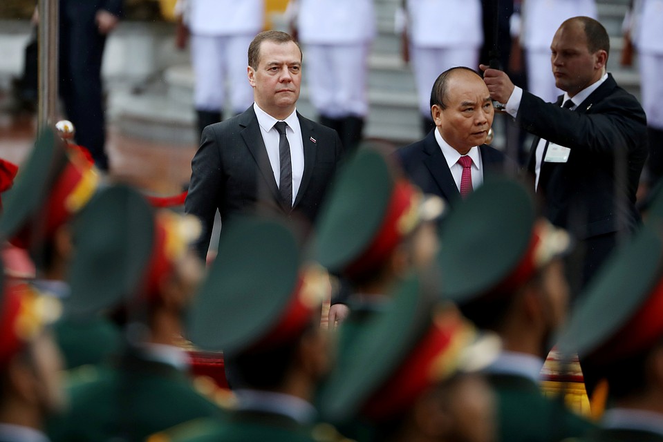 Премьер-министр Вьетнама Нгуен Суан Фук и его российский коллега Дмитрий Медведев