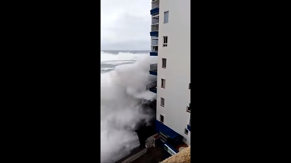 Шторм на Тенерифе разрушил балконы отелей Фото: кадр с видео