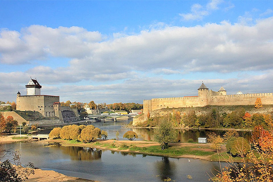 Крепости в Нарве и Ивангороде. Фото: с сайта ru.wikipedia.org