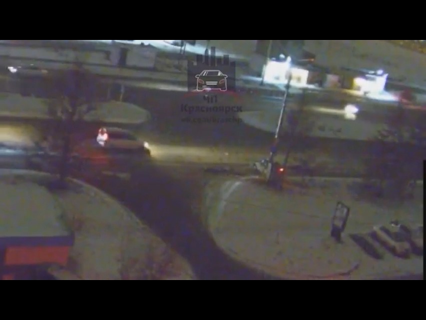 Машина врезалась в столб Фото: стопкадр с видео