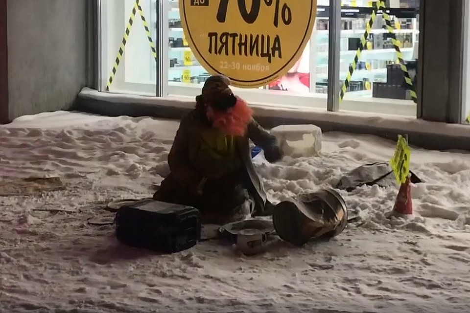 Музыкант исполнил композцию с помощью палки и кастрюль. Фото: кадр из видеоролика.