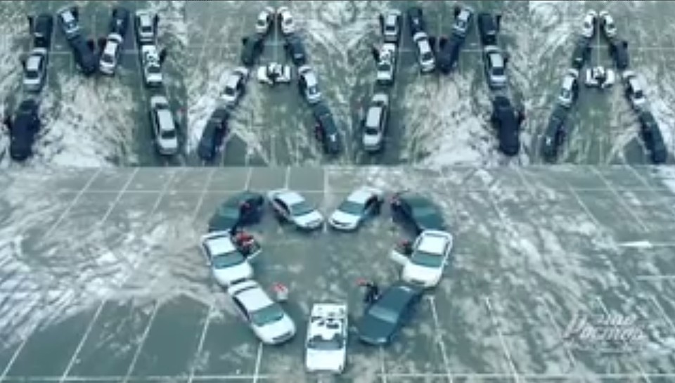 Автомобилисты решили сделать всем матерям вот такой замечательный подарок. Фото: скрин с видео ВК, паблик "Ростов Главный".