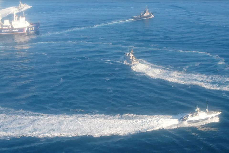 Пять кораблей военно-морских сил Украины (ВМСУ) все воскресенье пытались прорваться к Крымскому мосту. Фото: Погрануправление ФСБ России по Республике Крым
