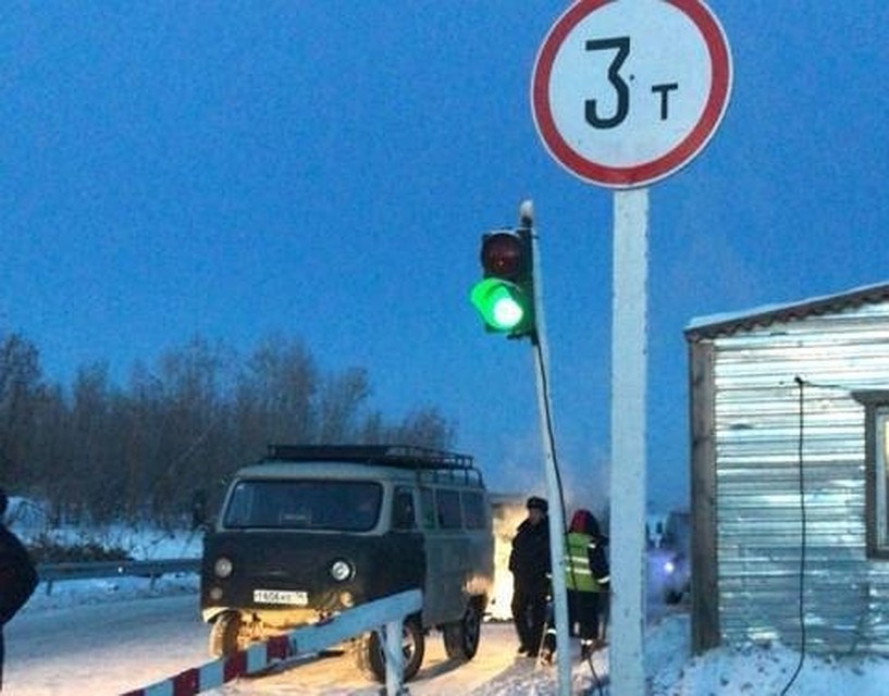 Изначально открыть движение автомобилей массой менее трех тонн через Лену в районе Якутска планировалось 21 ноября.