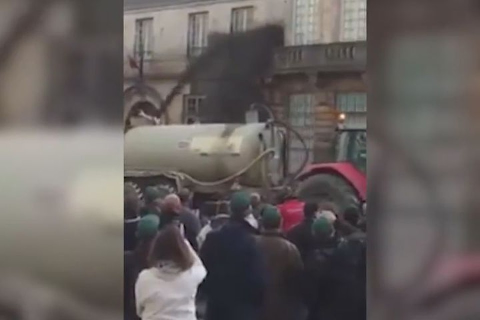 Французы протестуют против высоких цен на бензин.