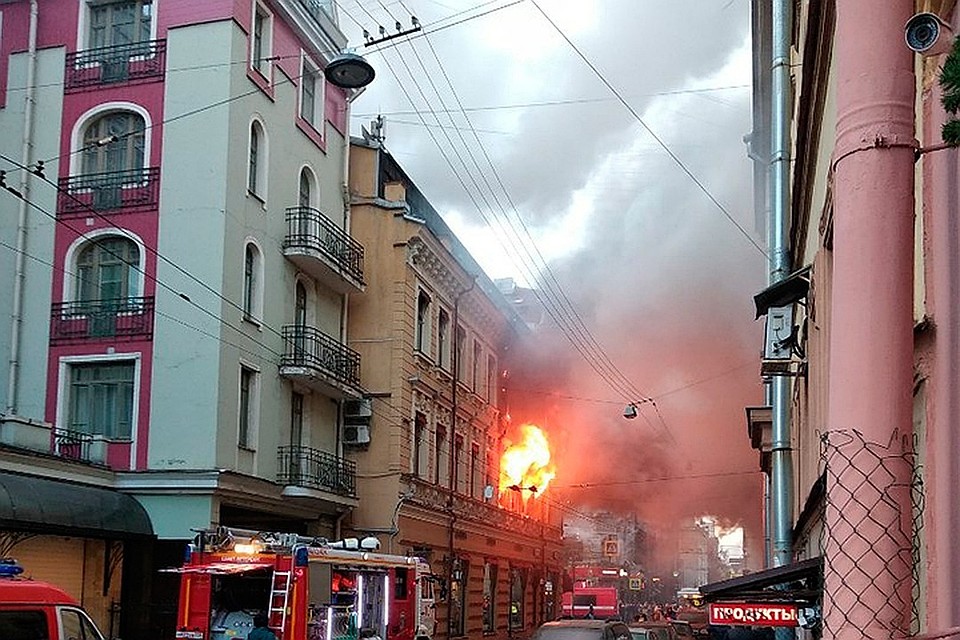 Сильный пожар в Петербурге перекрыл движение. Фото: vk.com/spb_today