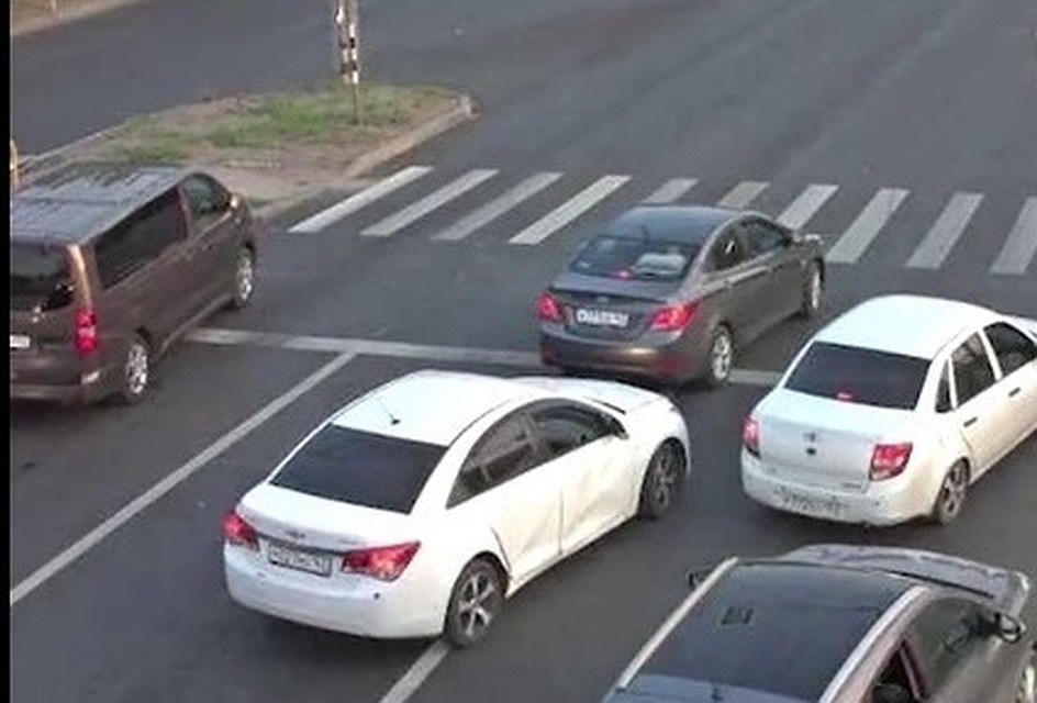 Автомобилист заехал за стоп-линию на запрещающий сигнал светофора