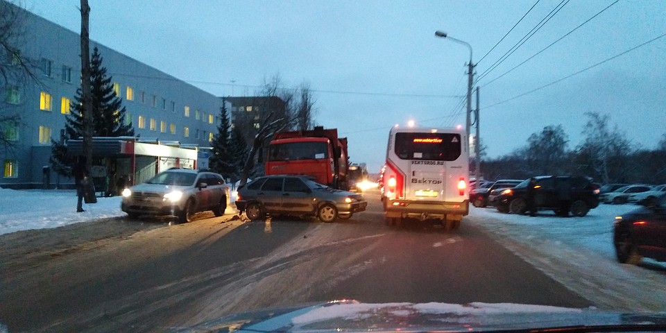Мусоровоз забодал девятку.