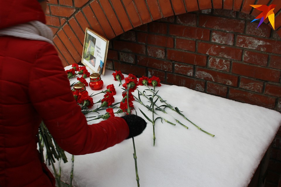 Проститься с девочкой пришли родственники, близкие, одноклассники и учителя девочки