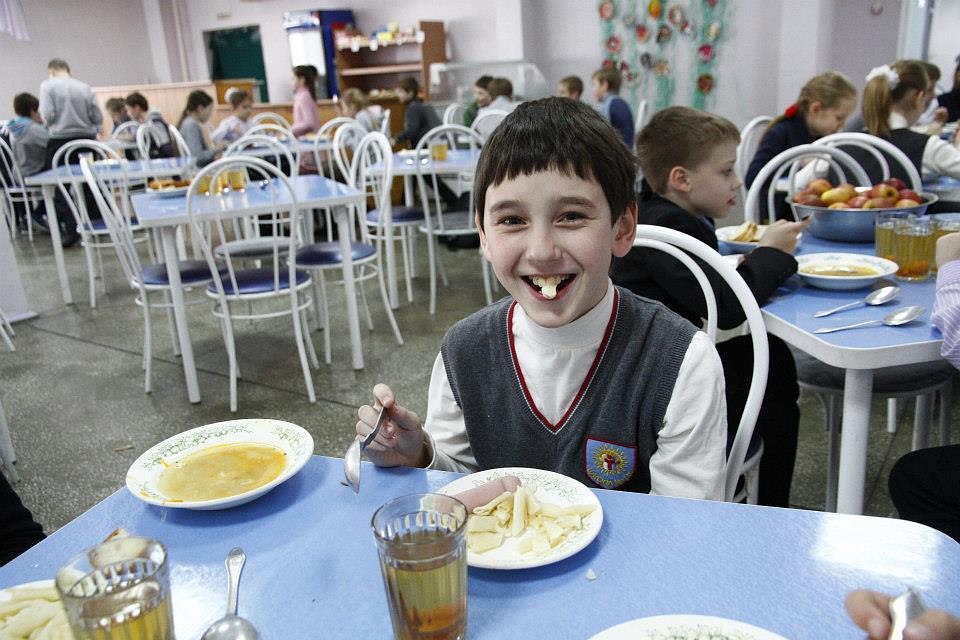 На питание в школах выделят дополнительные средства.