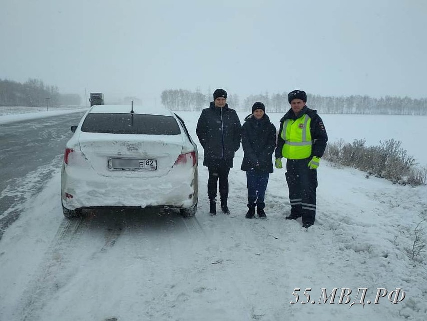 Омские гаишники в метель вытащили машину из кювета