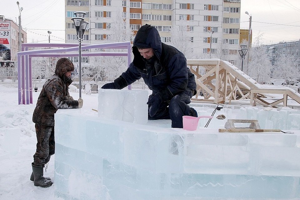 В Ноябрьске подготовили 10 тысяч прозрачных блоков льда для новогоднего городка Фото: admnoyabrsk.ru