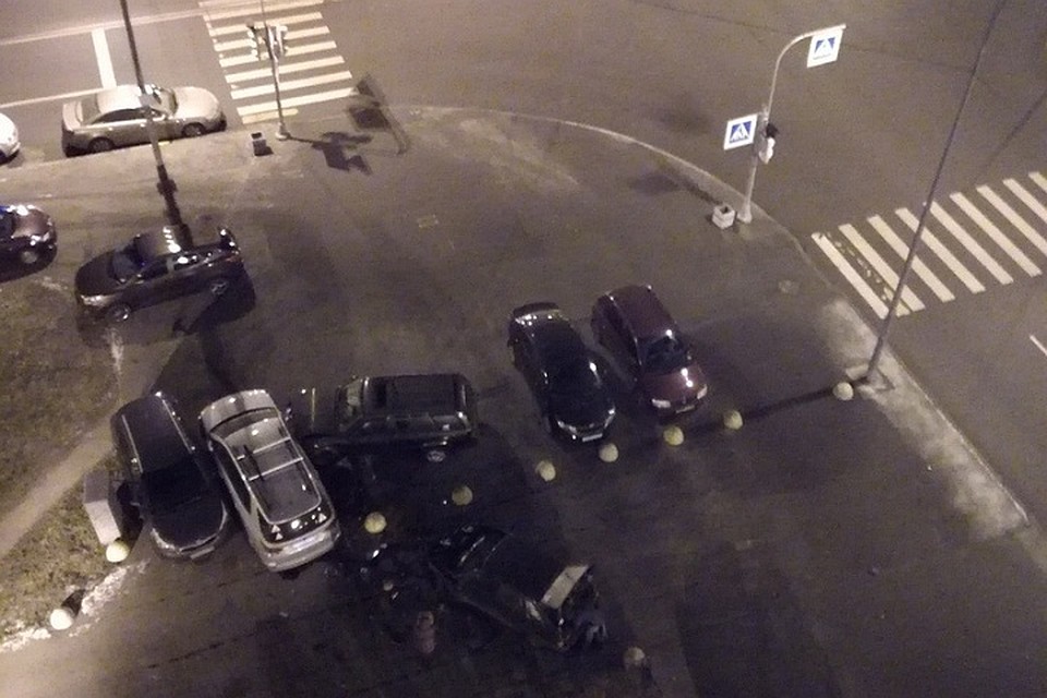 В Красносельском районе Петербурга джип влетел в припаркованные машины. Фото: vk.com/spb_today