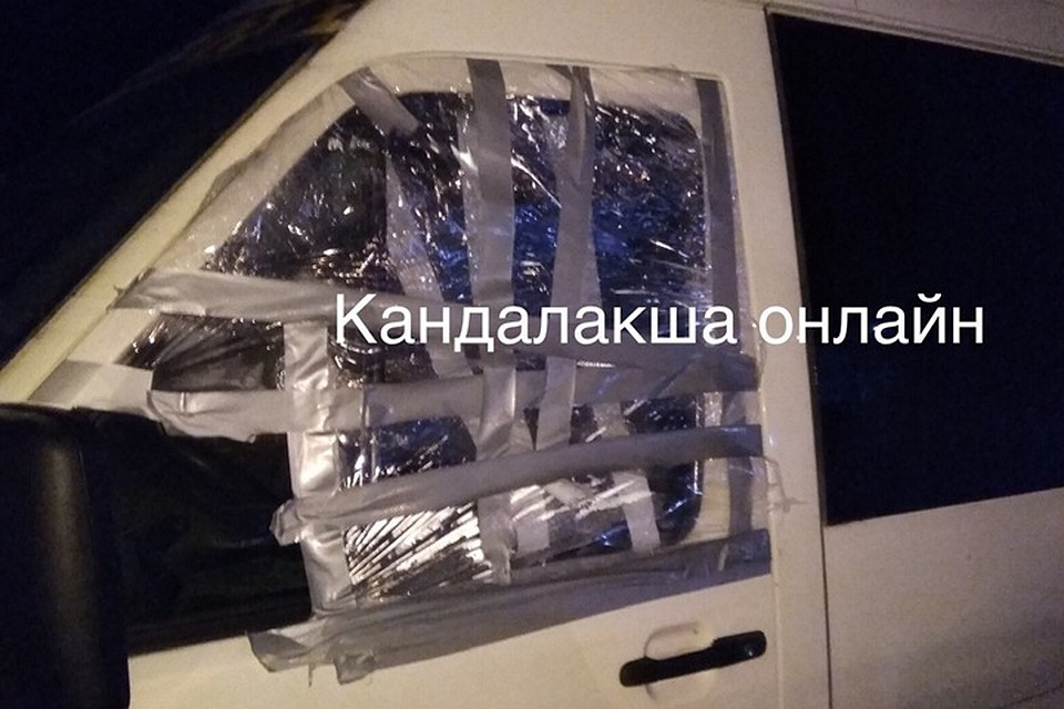 Разбитые стекла пострадавшего микроавтобуса наспех залепили клейкой лентой. Выглядит неплохо, но без ремонта явно не обойтись. Фото: vk.com/kandaone