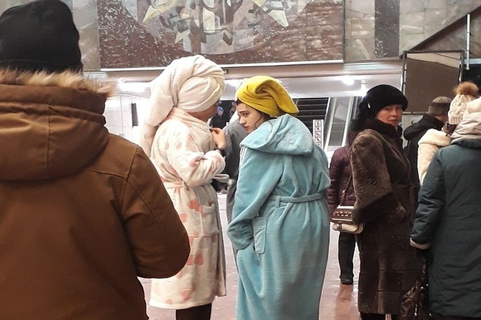 Почему девушки в халатах оказались в метро, сейчас гадают в соцсетях. Фото: https://vk.com/subwaynsk