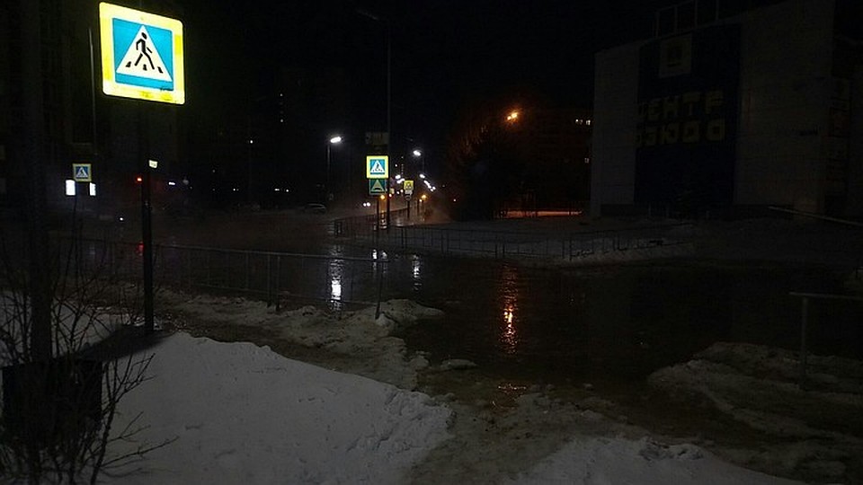 У торгового центра "Фаворит" разлилась лужа парящей воды. Фото Denis Huzhaev vk.com