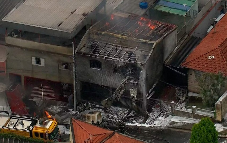 В Бразилии самолет упал на дома Фото: Twitter Noticias El Salvador