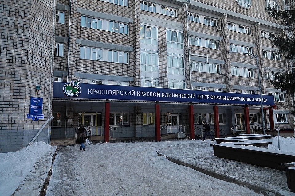 С женщиной беседуют следователи, им предстоит выяснить все обстоятельства случившегося и добиться от подозреваемой ответа на главный вопрос: зачем она это сделала?