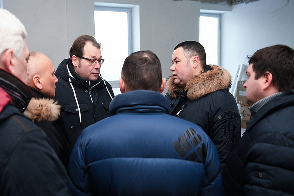 Игорь Руденя побеседовал с ответственными за ход работ в будущей поликлинике Фото: ПТО