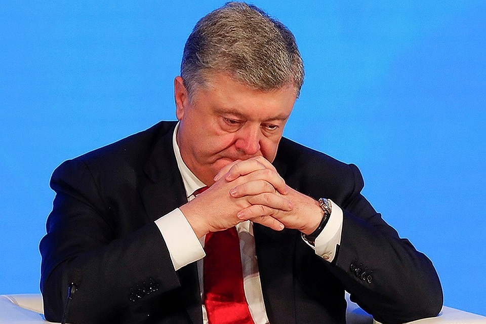 Петро попытался дозвониться в Кремль. Но то ли просрочил платеж за телефон, то ли абонент был занят более важными делами