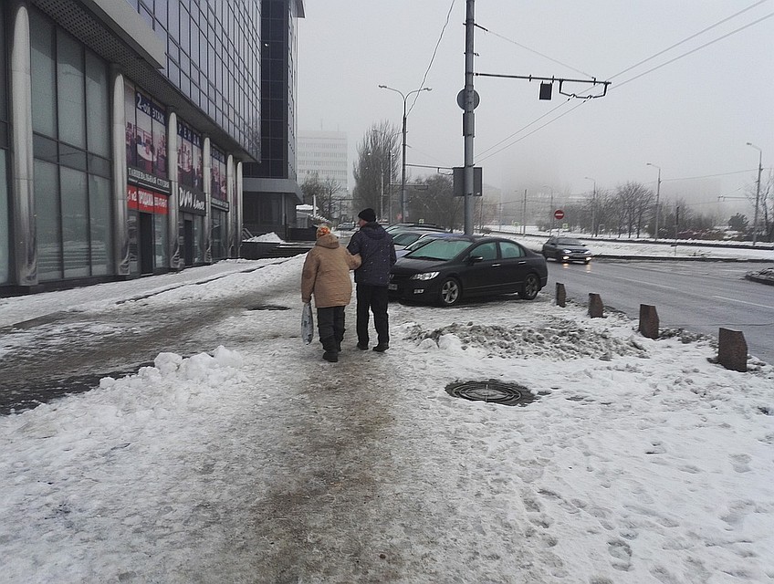 Без особой надобности из дома лучше не выходить, советуют травматологи.