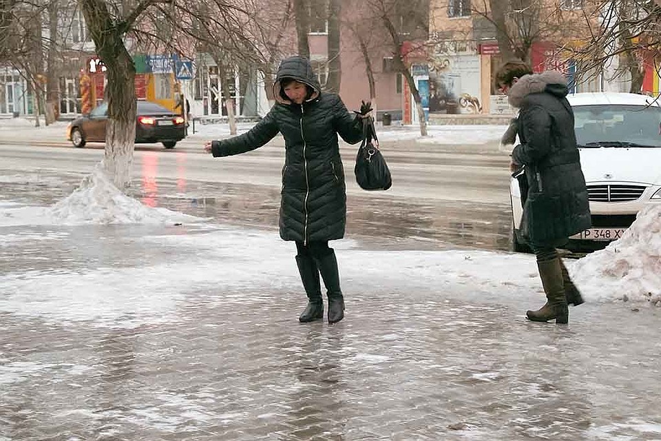 Дождь на остывшем асфальте образовал ледяную глазурь. Фото: qostanay.tv