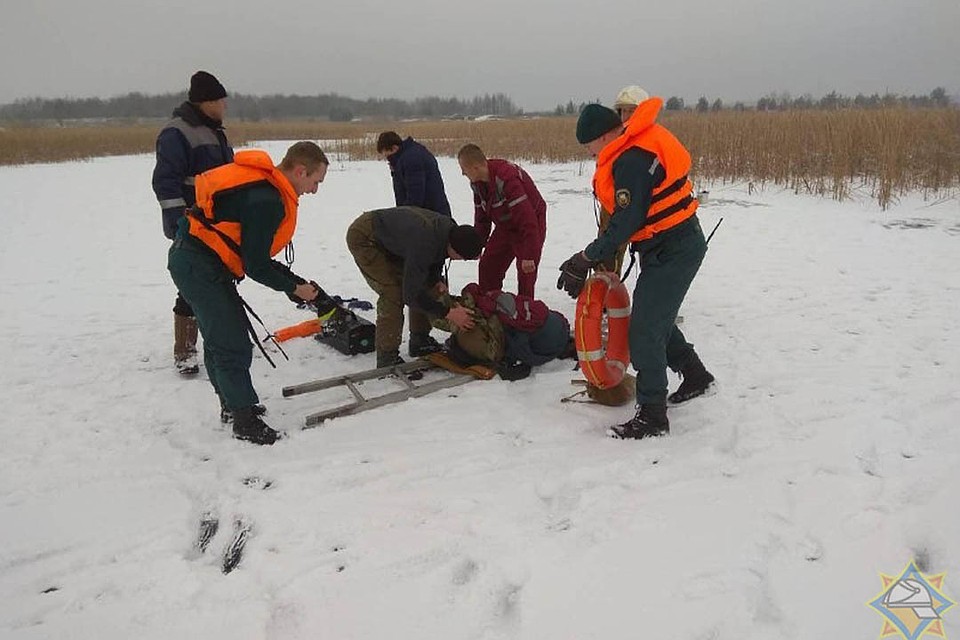 Спасатели согревали мальчика своей одеждой. Фото: mchs.gov.by