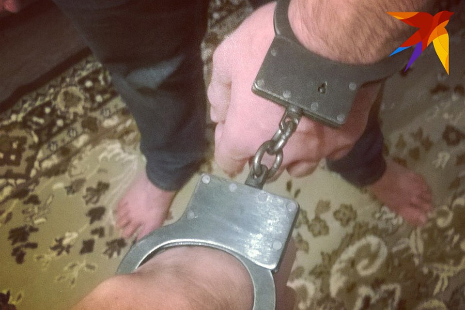 Мужчину "повязали" и надели наручники